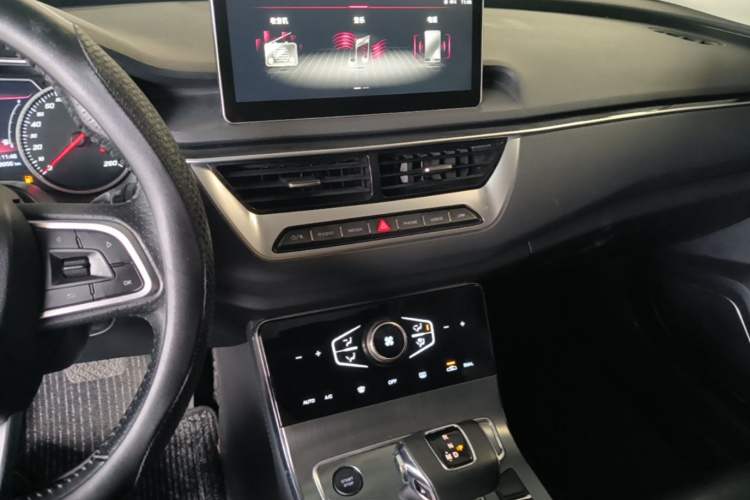 Used Hongqi H5 2022 Classic Model Facelift 1.5T DCT Qiyun Edition Audio And AC Panel