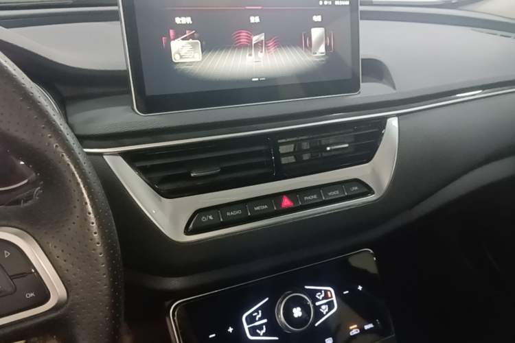 Used Hongqi H5 2022 Classic Model Facelift 1.5T DCT Qiyun Edition Audio And AC Panel