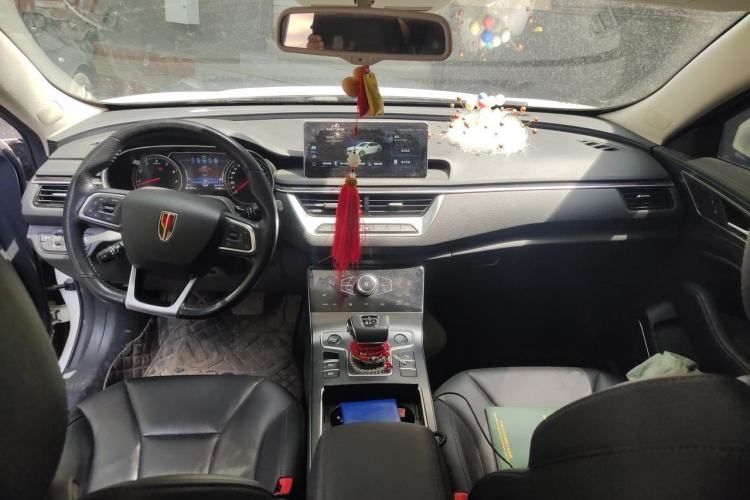 Used Hongqi H5 2022 Classic Model Facelift 1.8T Automatic Smart Connect Flagship Edition Center Console
