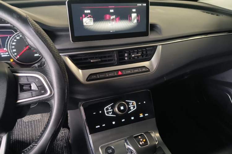 Used Hongqi H5 2022 Classic Model Facelift 1.5T DCT Qiyun Edition Center Console