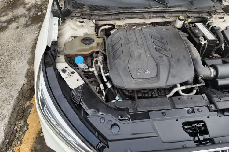Used Hongqi H5 2022 Classic Model 1.8T Automatic Smart Connect Flagship Edition Engine Bay Right