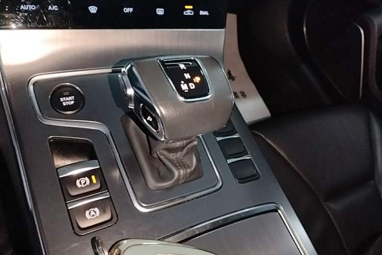 Used Hongqi H5 2022 Classic Model Facelift 1.8T Automatic Smart Connect Flagship Edition Gear Lever