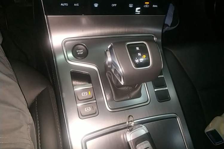 Used Hongqi H5 2022 Classic Model Facelift 1.8T Automatic Smart Connect Flagship Edition Gear Lever
