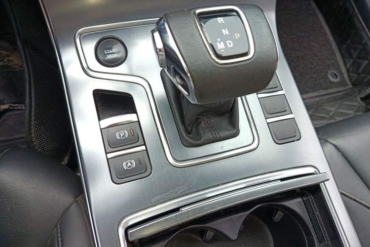 Used Hongqi H5 2022 Classic Model Facelift 1.8T Automatic Smart Connect Flagship Edition Gear Lever