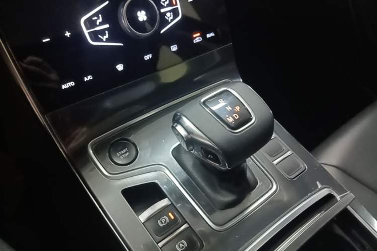 Used Hongqi H5 2022 Classic Model Facelift 1.5T DCT Qiyun Edition Gear Lever
