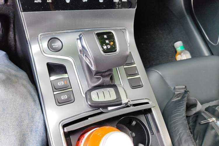 Used Hongqi H5 2022 Classic Model Facelift 1.5T DCT Qiyun Edition Gear Lever