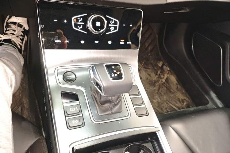 Used Hongqi H5 2022 Classic Model Facelift 1.8T Automatic Smart Connect Flagship Edition Gear Lever