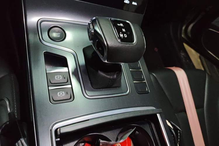 Used Hongqi H5 2022 Classic Model Facelift 1.5T DCT Qiyun Edition Gear Lever