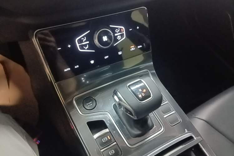 Used Hongqi H5 2022 Classic Model Facelift 1.5T DCT Qiyun Edition Gear Lever