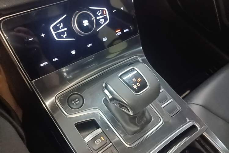 Used Hongqi H5 2022 Classic Model Facelift 1.5T DCT Qiyun Edition Gear Lever
