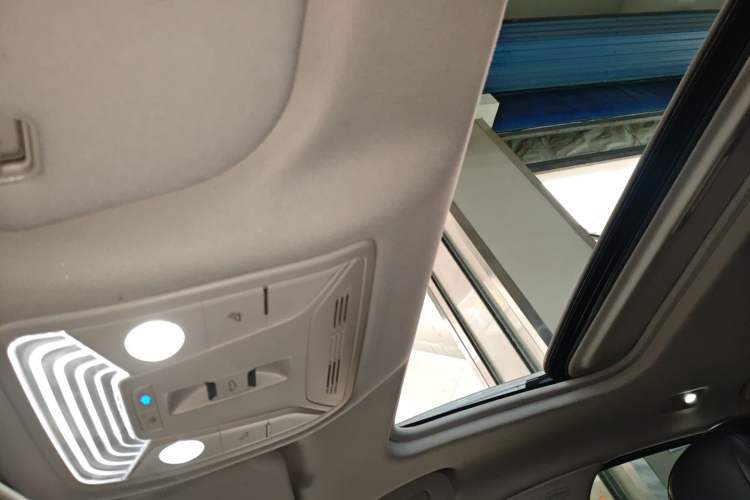 Used Hongqi H5 2022 Classic Model Facelift 1.8T Automatic Smart Connect Flagship Edition Headliner
