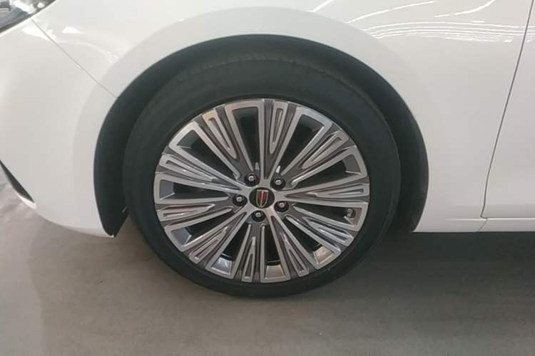 Used Hongqi H5 2022 Classic Model Facelift 1.8T Automatic Smart Connect Flagship Edition Left Front Wheel Hub