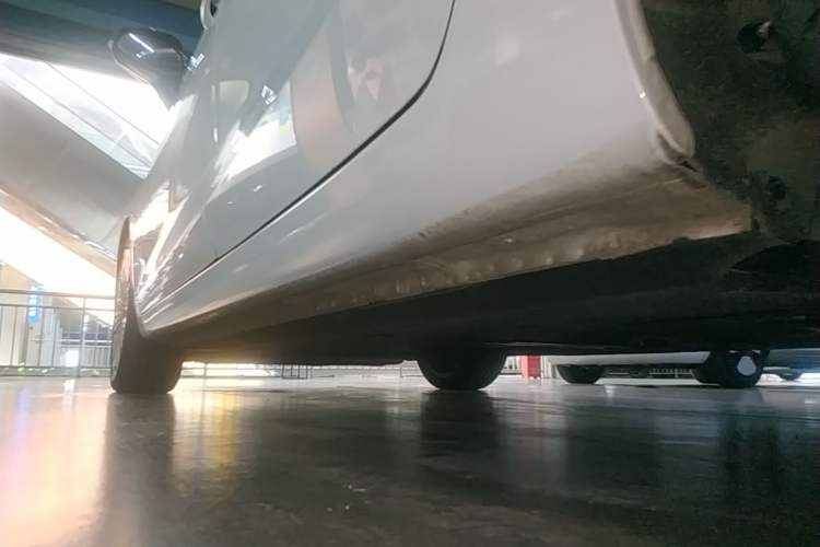 Used Hongqi H5 2022 Classic Model Facelift 1.8T Automatic Smart Connect Flagship Edition Left Side Sill