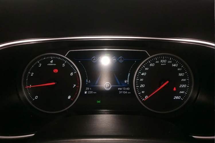 Used Hongqi H5 2022 Classic Model Facelift 1.8T Automatic Smart Connect Flagship Edition Odometer Close Up