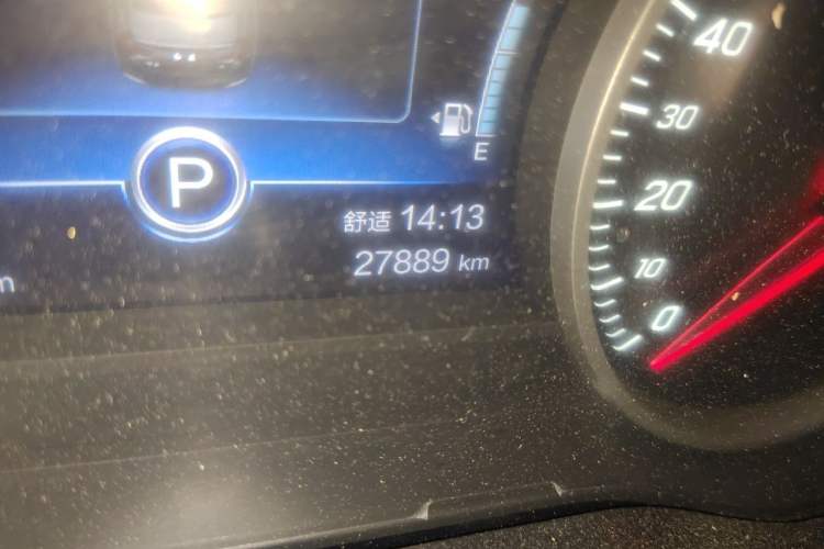 Used Hongqi H5 2022 Classic Model Facelift 1.8T Automatic Smart Connect Flagship Edition Odometer Close Up
