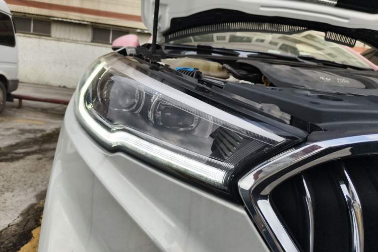 Used Hongqi H5 2022 Classic Model 1.8T Automatic Smart Connect Flagship Edition Right Front Headlight