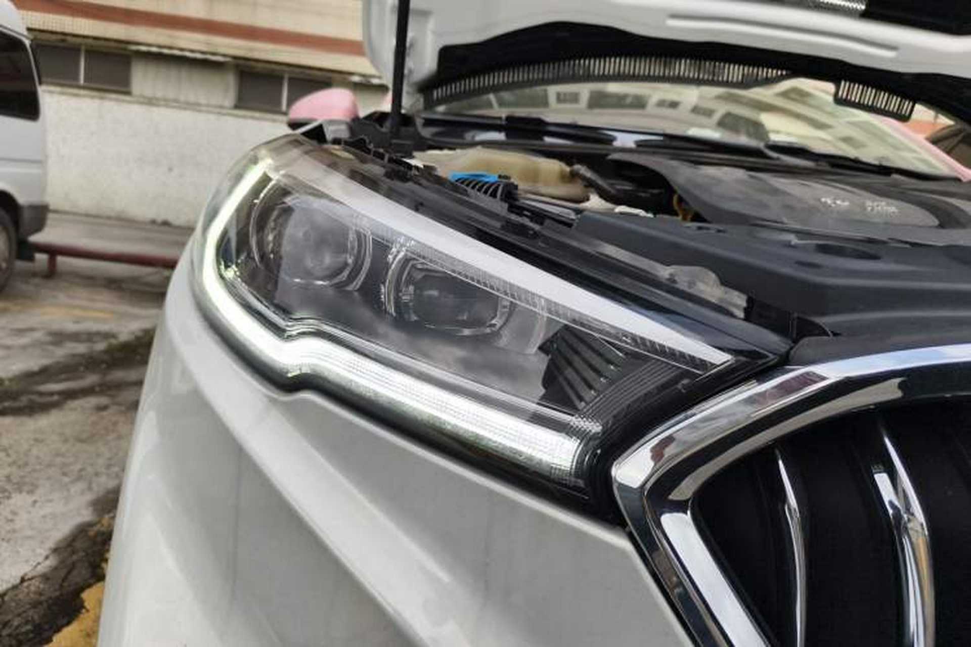Used Hongqi H5 2022 Classic Model 1.8T Automatic Smart Connect Flagship Edition Right Front Headlight
