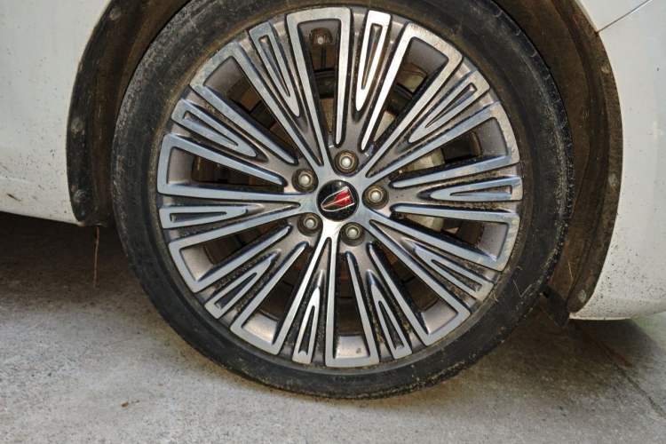 Used Hongqi H5 2022 Classic Model Facelift 1.5T DCT Qiyun Edition Right Front Wheel Hub
