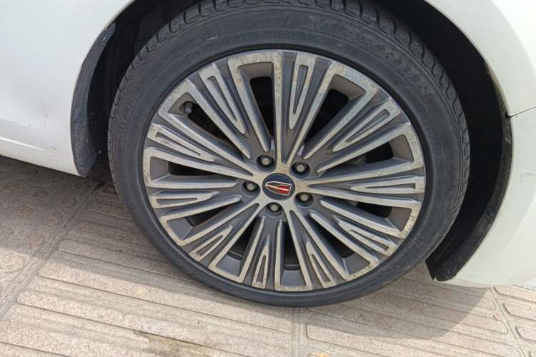 Used Hongqi H5 2022 Classic Model Facelift 1.8T Automatic Smart Connect Flagship Edition Right Front Wheel Hub