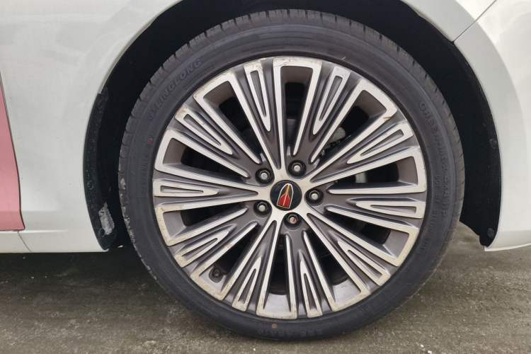 Used Hongqi H5 2022 Classic Model 1.8T Automatic Smart Connect Flagship Edition Right Front Wheel Hub