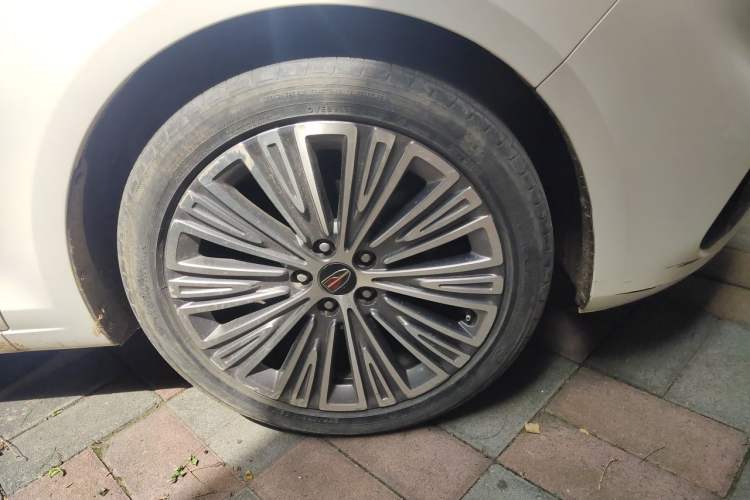 Used Hongqi H5 2022 Classic Model Facelift 1.8T Automatic Smart Connect Flagship Edition Right Front Wheel Hub