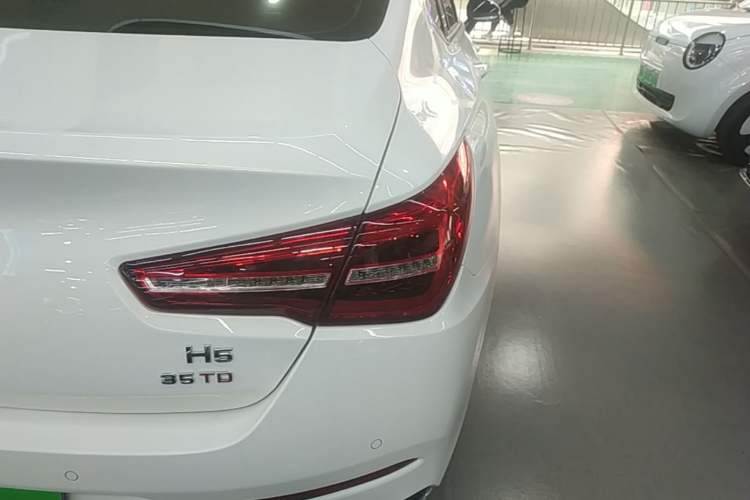 Used Hongqi H5 2022 Classic Model Facelift 1.8T Automatic Smart Connect Flagship Edition Right Rear Taillight