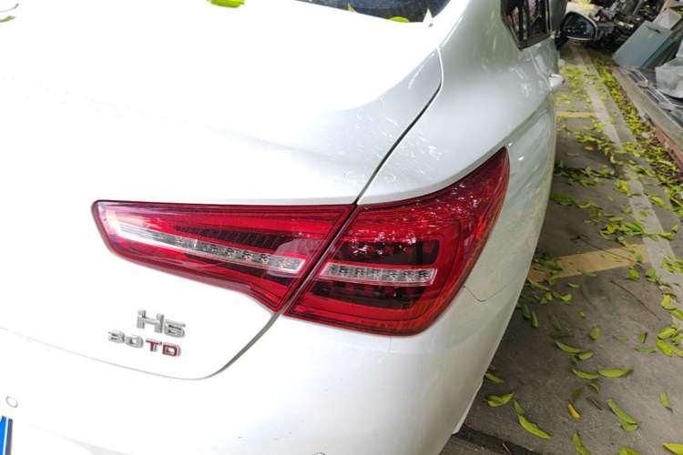 Used Hongqi H5 2022 Classic Model Facelift 1.5T DCT Qiyun Edition Right Rear Taillight