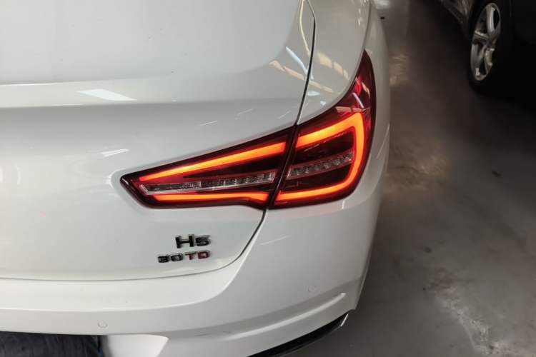 Used Hongqi H5 2022 Classic Model Facelift 1.5T DCT Qiyun Edition Right Rear Taillight