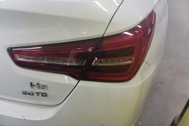 Used Hongqi H5 2022 Classic Model Facelift 1.5T DCT Qiyun Edition Right Rear Taillight