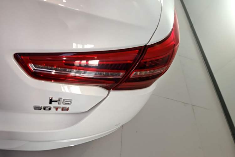 Used Hongqi H5 2022 Classic Model Facelift 1.5T DCT Qiyun Edition Right Rear Taillight