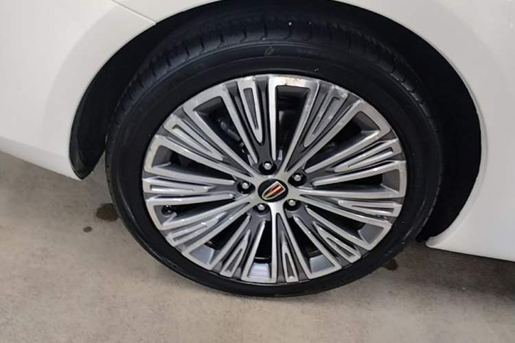 Used Hongqi H5 2022 Classic Model Facelift 1.8T Automatic Smart Connect Flagship Edition Right Rear Wheel Hub