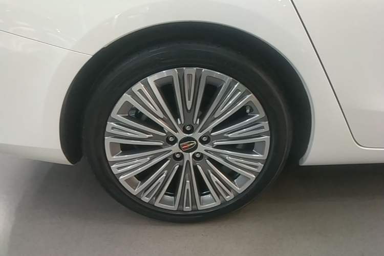 Used Hongqi H5 2022 Classic Model Facelift 1.8T Automatic Smart Connect Flagship Edition Right Rear Wheel Hub
