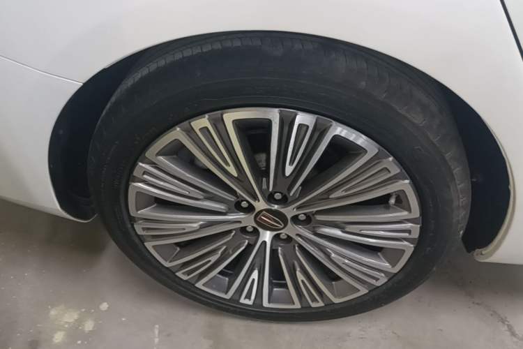 Used Hongqi H5 2022 Classic Model Facelift 1.5T DCT Qiyun Edition Right Rear Wheel Hub