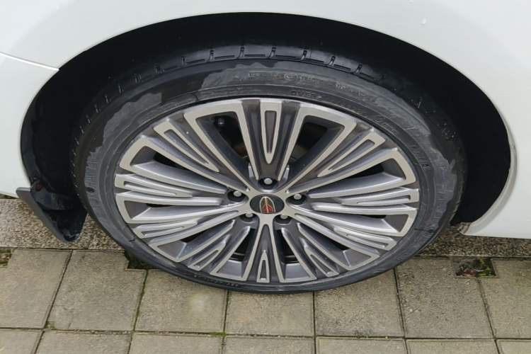 Used Hongqi H5 2022 Classic Model Facelift 1.5T DCT Qiyun Edition Right Rear Wheel Hub