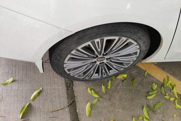 Used Hongqi H5 2022 Classic Model Facelift 1.5T DCT Qiyun Edition Right Rear Wheel Hub