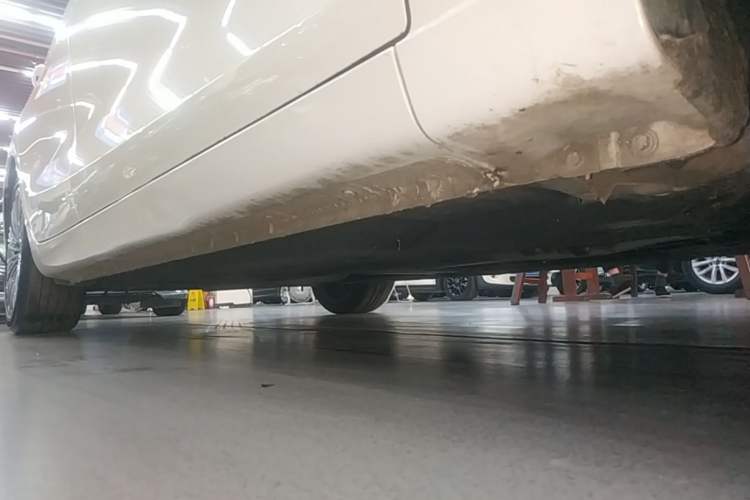 Used Hongqi H5 2022 Classic Model Facelift 1.8T Automatic Smart Connect Flagship Edition Right Side Sill