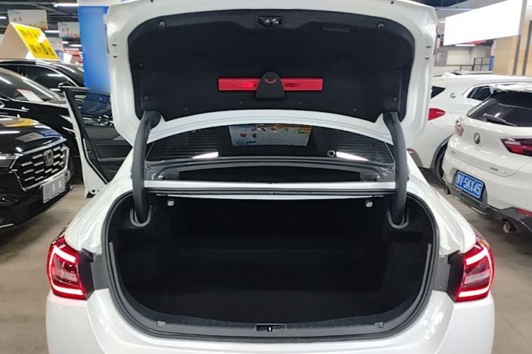 Used Hongqi H5 2022 Classic Model Facelift 1.8T Automatic Smart Connect Flagship Edition Trunk