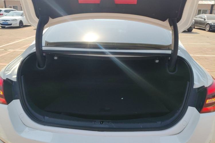 Used Hongqi H5 2022 Classic Model Facelift 1.8T Automatic Smart Connect Flagship Edition Trunk