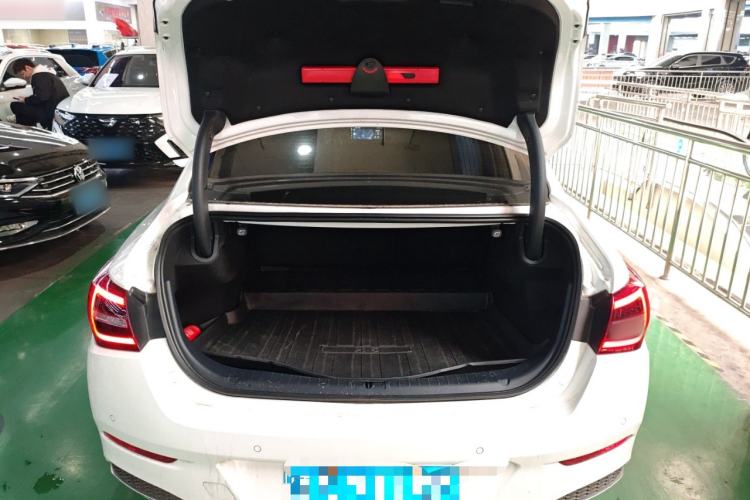 Used Hongqi H5 2022 Classic Model Facelift 1.8T Automatic Smart Connect Flagship Edition Trunk