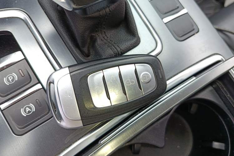 Used Hongqi H5 2022 Classic Model Facelift 1.8T Automatic Smart Connect Flagship Edition Vehicle Key
