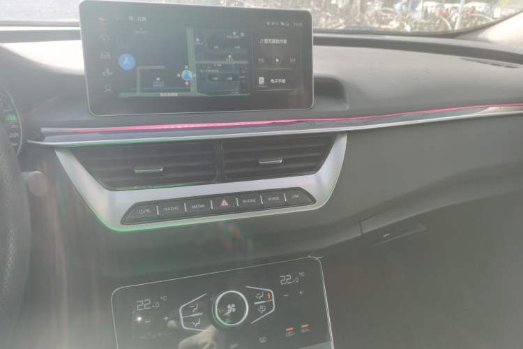 Used Hongqi H5 2022 Classic Model Facelift 1.8T Automatic Smart Connect Flagship Edition Audio And AC Panel