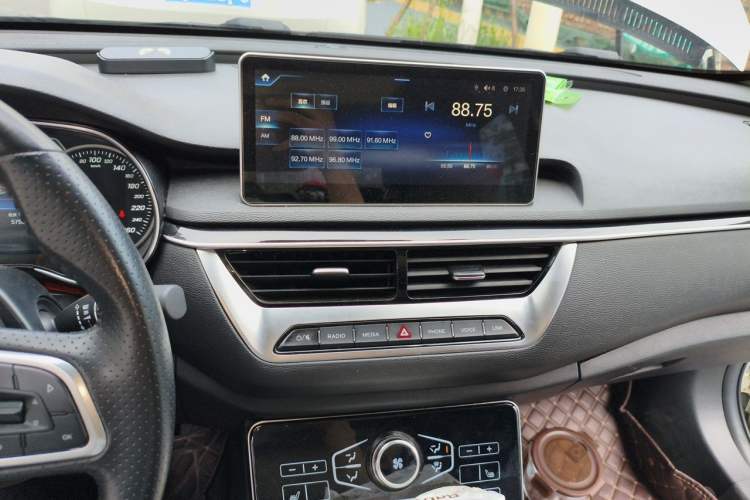 Used Hongqi H5 2022 Classic Model 1.8T Automatic Smart Connect Flagship Edition Audio And AC Panel