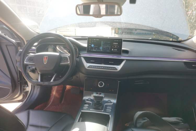Used Hongqi H5 2022 Classic Model Facelift 1.8T Automatic Smart Connect Flagship Edition Center Console