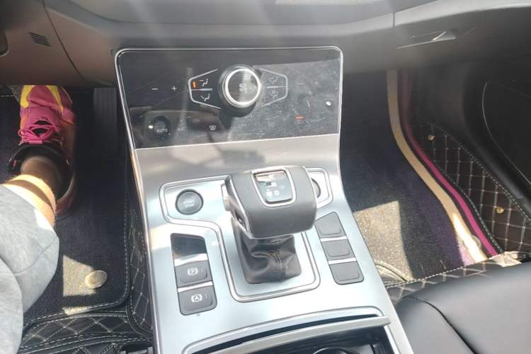 Used Hongqi H5 2022 Classic Model Facelift 1.5T DCT Qiyun Edition Gear Lever