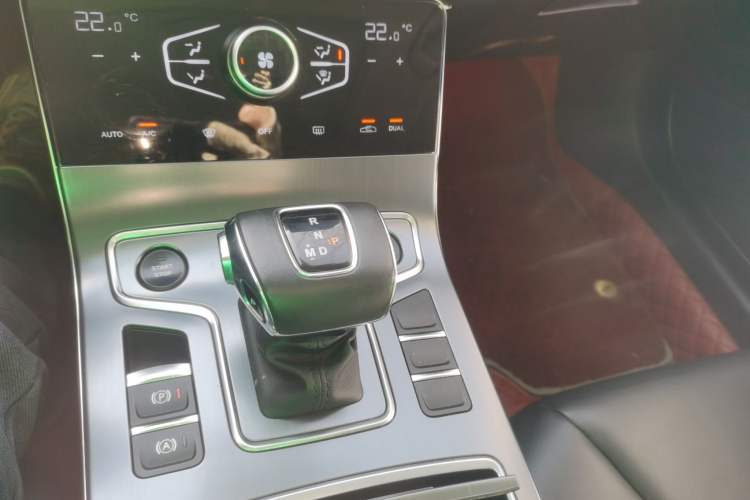 Used Hongqi H5 2022 Classic Model Facelift 1.8T Automatic Smart Connect Flagship Edition Gear Lever