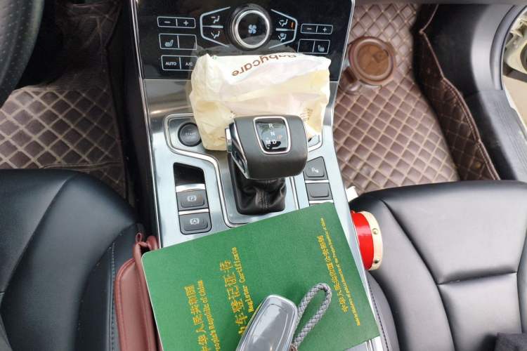 Used Hongqi H5 2022 Classic Model 1.8T Automatic Smart Connect Flagship Edition Gear Lever