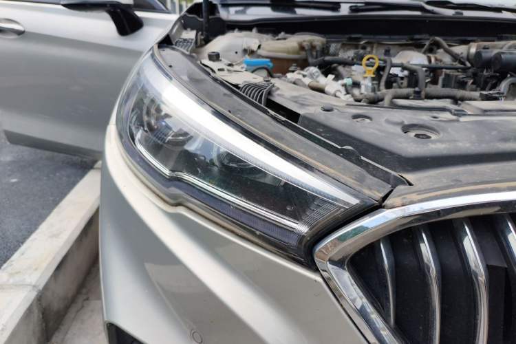 Used Hongqi H5 2022 Classic Model 1.8T Automatic Smart Connect Flagship Edition Right Front Headlight