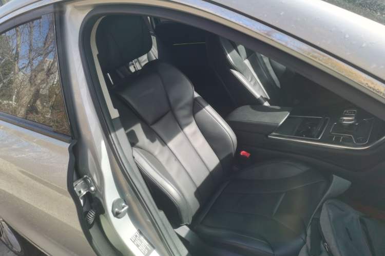 Used Hongqi H5 2022 Classic Model Facelift 1.8T Automatic Smart Connect Flagship Edition Right Front Seat