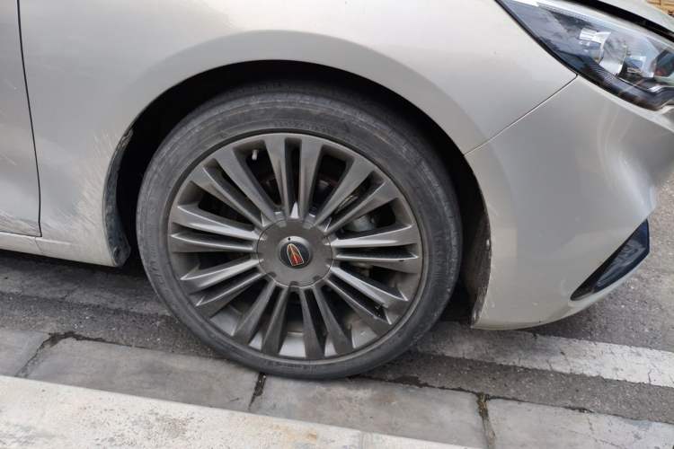 Used Hongqi H5 2022 Classic Model 1.8T Automatic Smart Connect Flagship Edition Right Front Wheel Hub