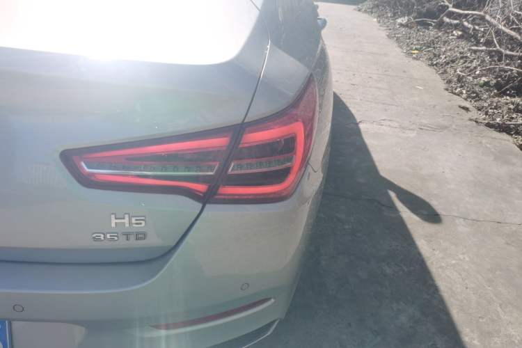Used Hongqi H5 2022 Classic Model Facelift 1.8T Automatic Smart Connect Flagship Edition Right Rear Taillight